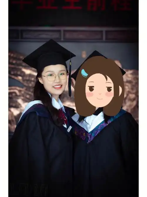 学士帽正戴也很好看