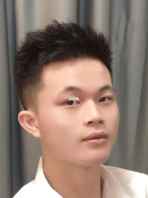 男生短发自来卷