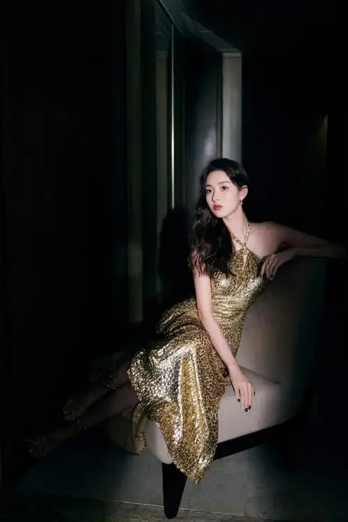 王玉雯金色礼服好迷人