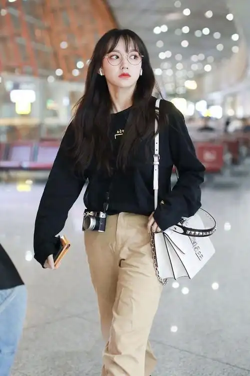 初秋怎么穿推荐程潇机场穿搭黑色卫衣配卡其色裤实穿性超高