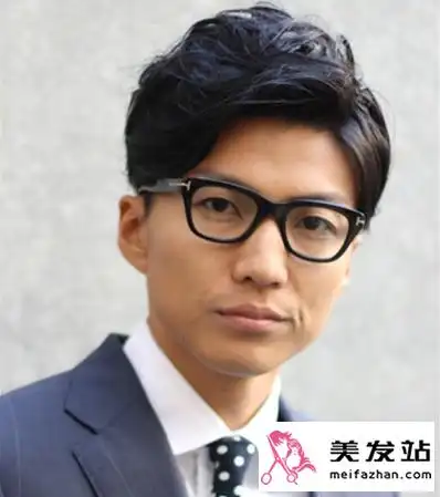 职场男士微卷发型推荐 尽显干练稳重_职场发型 - 美发站