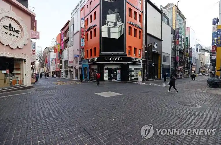 首尔明洞行人寥寥1月31日,首尔明洞街道格外冷清.