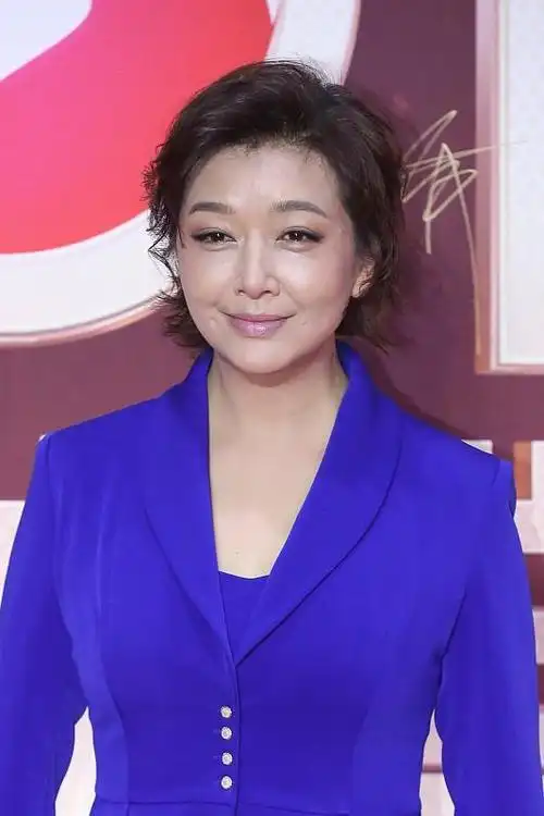 江珊无修镜头虽略显老态,但真不像50 的状态,一袭蓝裙优雅大气