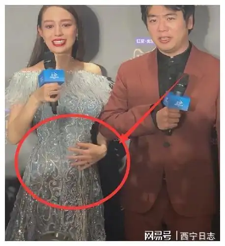 11月30日,有网友晒出偶遇吉娜逛街的照片,已经怀孕6个月的吉娜罕见穿