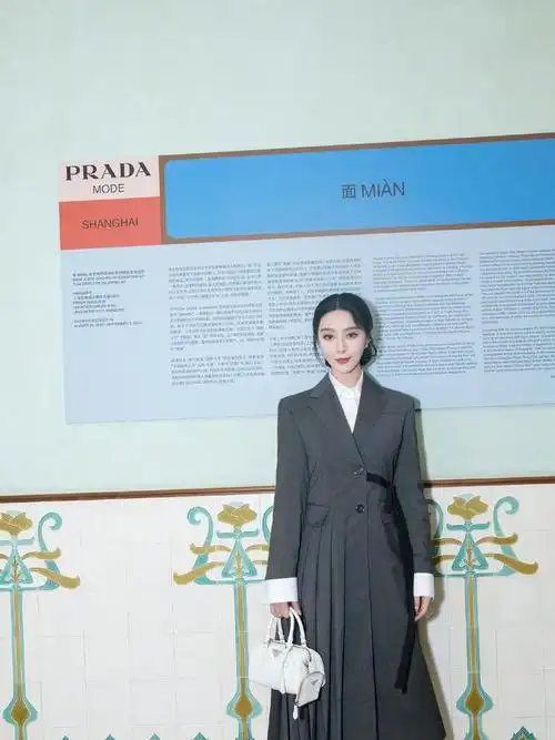 范冰冰39岁了,穿着白t恤外搭粉色牛仔套装走机场,依然高级时髦