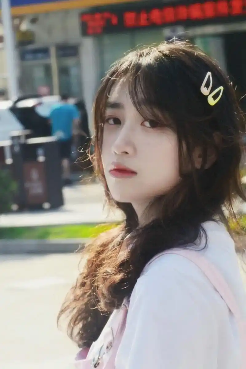 网恋七天的女朋友准备奔现了,这是她的照片,大家帮我看看是网图 - 抖