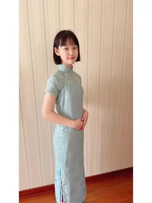 十二岁女孩穿旗袍的样子是不是很美
