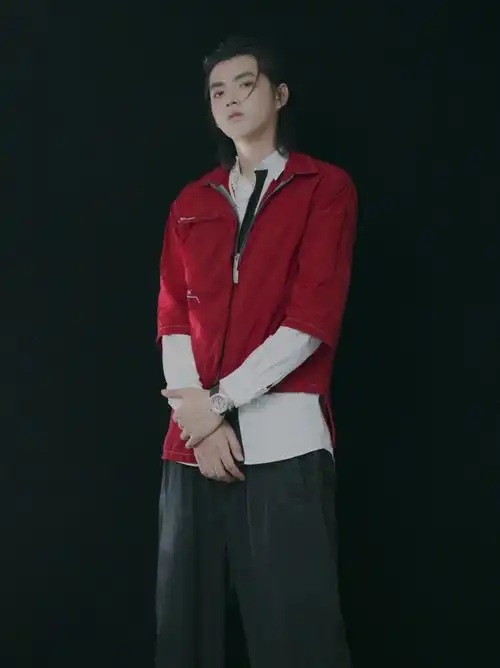 高清广州男明星吴亦凡骑士装写真图片图片