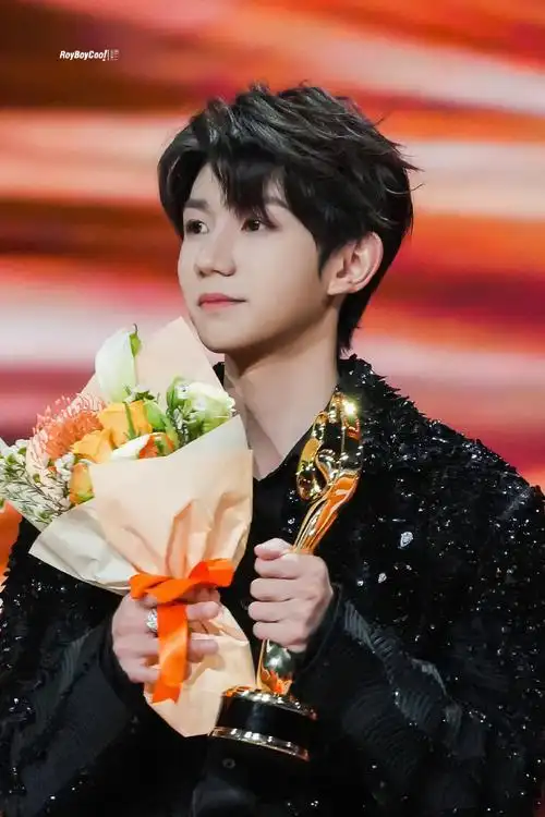 帅气又可爱的小王子 谁看了不想打个招呼@tfboys-王源