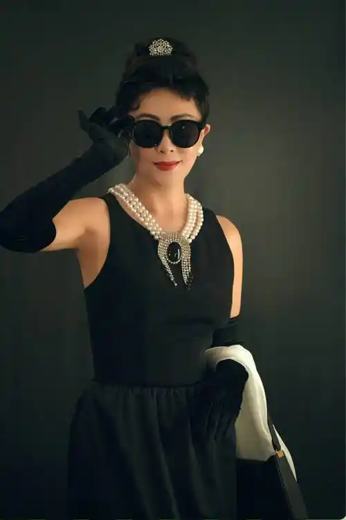 刘嘉玲哪像年过半百的人穿赫本风小黑裙戴珍珠项链名媛范十足