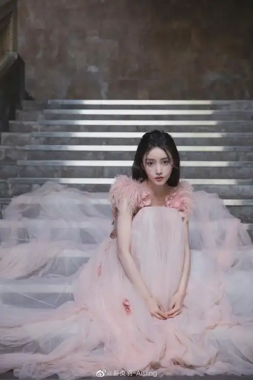 姜贞羽镶钻蝴蝶眼妆