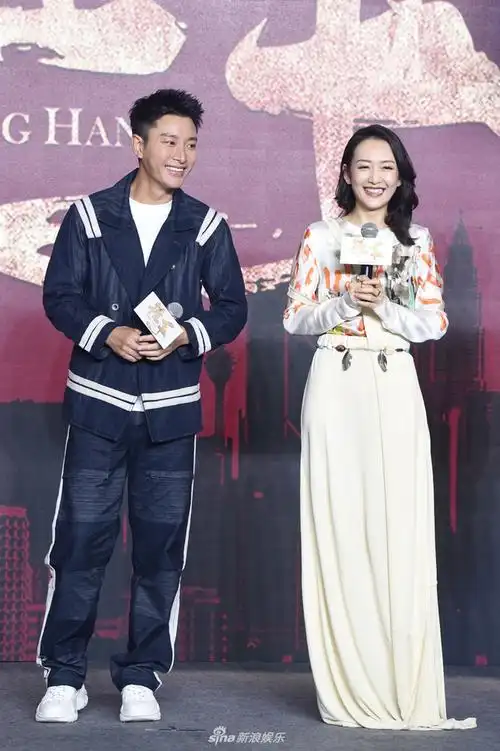 贾乃亮王鸥亮相新剧发布会 默契互赠礼物cp感十足_新浪图片