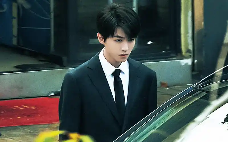 王俊凯《重生之门》新图来了!西装造型高冷帅气!