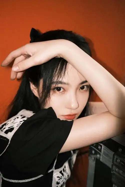 演员赵嘉敏发布黑白造型写真夏末初秋酷girl上线