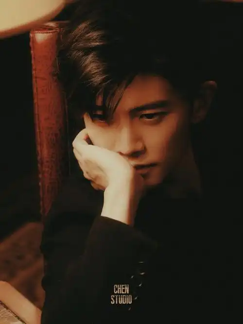 这两张真的窒息@任嘉伦allen我想这就是照片存在的意义-#rogervivier