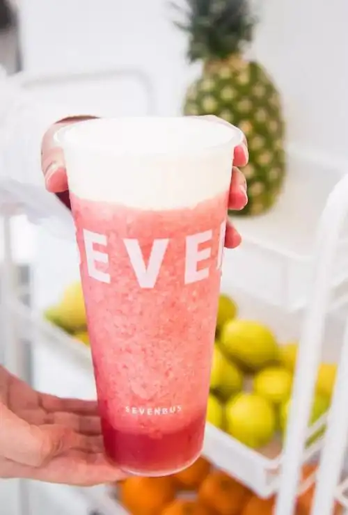 升级过的草莓优酪,加入了小巧草莓丁.