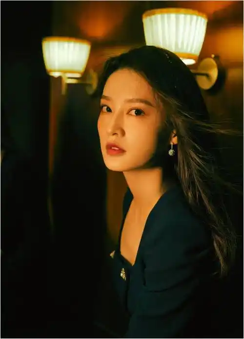 李沁方领修身裙长腿吸睛 发丝飘扬五官精致惹眼_眉眼_连衣裙_眼神