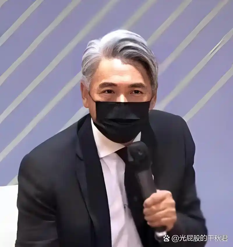 68岁周润发满头白发尽显沧桑!