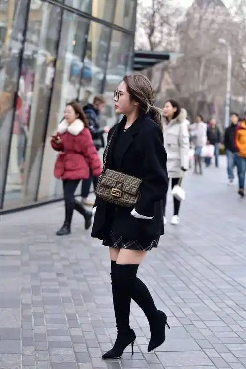 8厘米的尖头细跟过膝靴,搭配黑白色的格子短裙,西服衬托身材_时尚