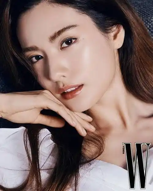 韩国女艺人nana最新美妆大片曝光野生眉配小烟熏妆超飒