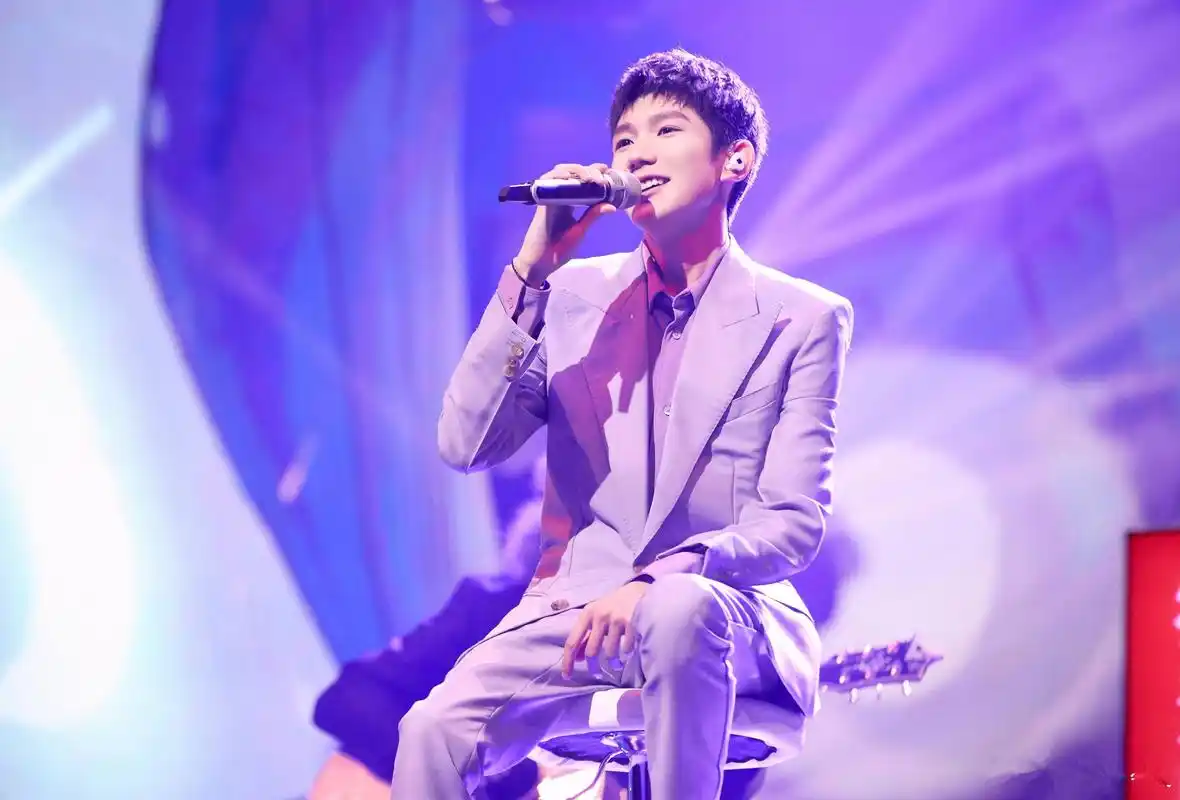 王源穿紫色西装绅士范儿十足,一首《姑娘》道出理想型女友