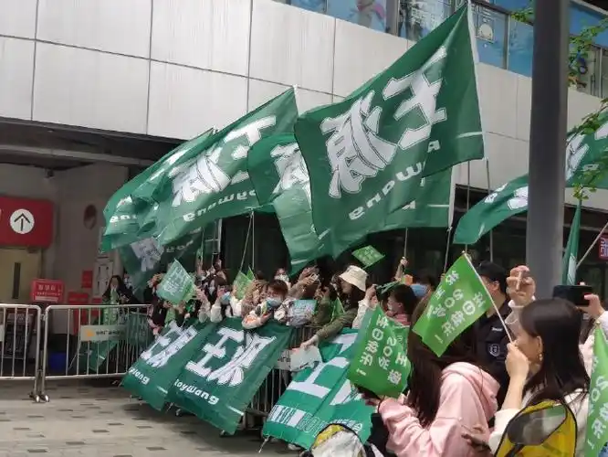 王源录制谁是宝藏歌手#饭拍粉丝大旗横幅应援,王源下车和粉丝挥手打