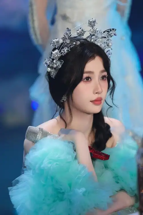 虞书欣冰雪仙子妆