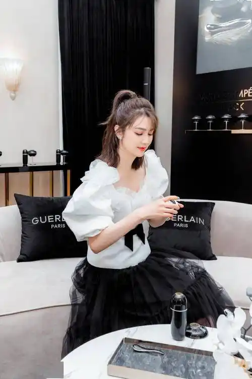 洪欣真懂把自己往嫩了打扮50岁的年纪穿泡泡袖上衣像少女一样