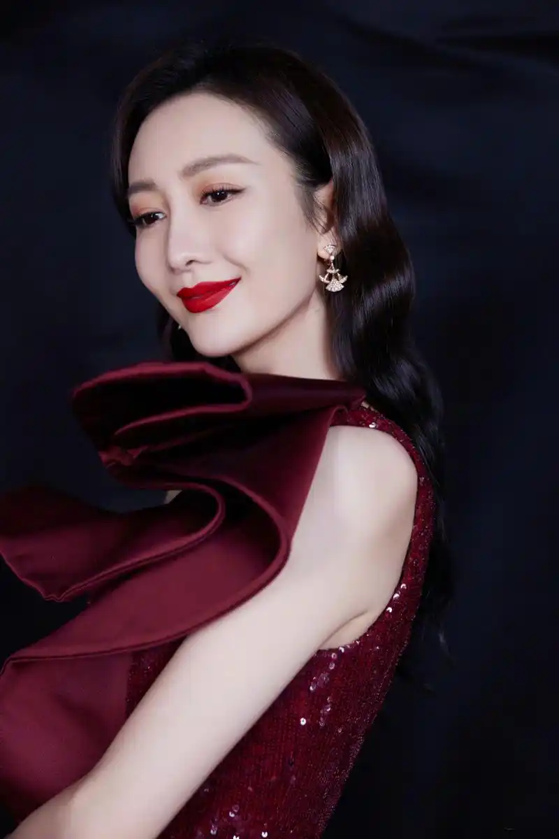 王鸥的暗红色礼服连衣裙高贵典雅,也带着成熟女性的魅力
