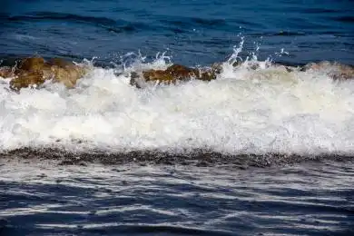 夏日里蓝色海洋里的白浪花