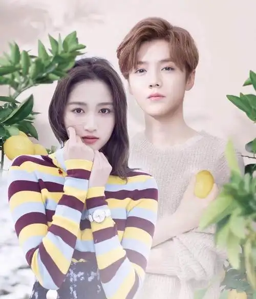 鹿晗关晓彤东京共度佳节,恋爱6年被催婚,长腿抢镜打扮时髦