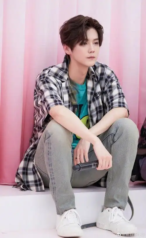 鹿晗新鲜工作花絮照,戴上帽子口罩舞动的鹿教练帅气十足……|鹿晗|新