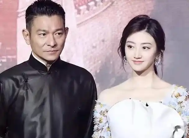 像周润发,成龙,何润东等人,都被她一个新人合作了个遍.