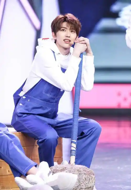 蔡徐坤上《快乐大本营》,穿"初恋裤"阳光帅气,却被秋裤抢了镜_坤坤