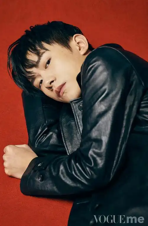 易烊千玺穿皮衣登杂志封面 果敢眼神演绎黑红中国风——中国青年网