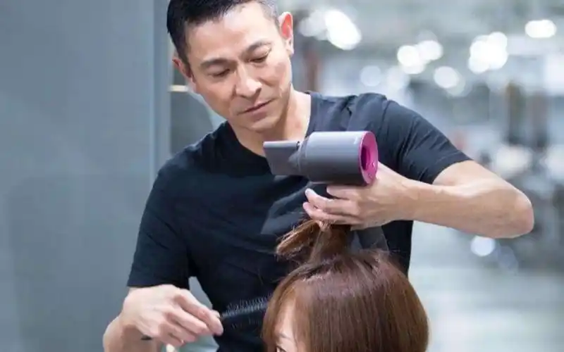 刘德华为鲁豫理发,手艺出众技术娴熟,丝毫不输专业发型师