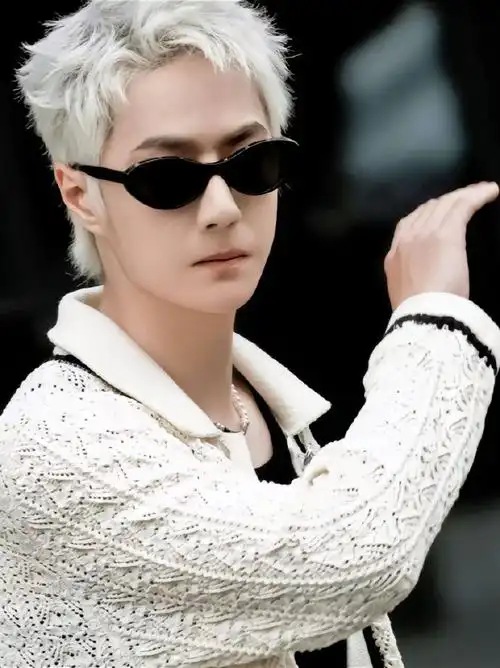 王一博拍的巴黎风景#褪去稚嫩,去掉韩潮妆,魅力值拉满,白金短发狼尾