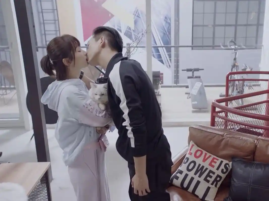 在热播《亲爱的热爱的》偶像剧中,杨紫和李现上演的甜蜜的爱情让大家