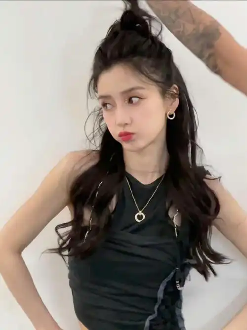 angelababy##杨颖#    将将将～那年今日baby参加了抖音奇妙夜的活动