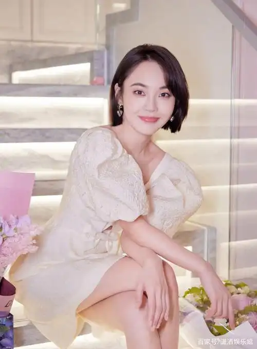 张佳宁庆生晒照!老板王凯舅舅张晓龙齐送花,手拿气球少女感十足