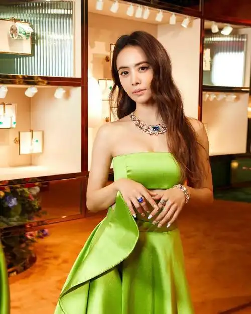 蔡依林又火了!穿绿色裹胸礼服秀傲人身材,身材也这么有料吧