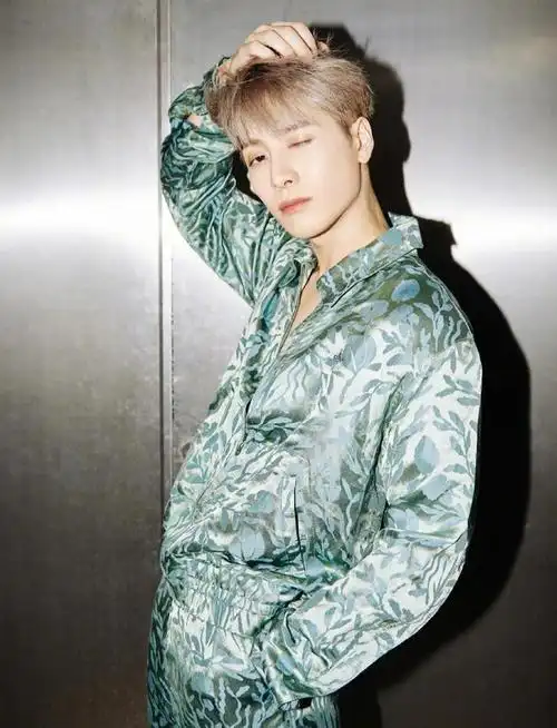 王嘉尔穿搭太有个性,一身绿还能穿出时尚高级范,不土反而挺洋气|复古|