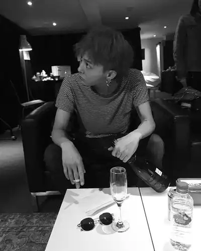 考古 权志龙与烟