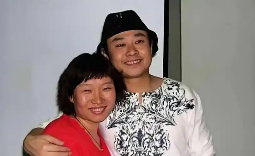 刀郎的个人资料简介:前妻生下孩子后连夜跑路,前妻的离开是他人生真正