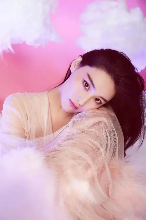 张馨予薄纱遮身变性感尤物 上演粉红诱惑