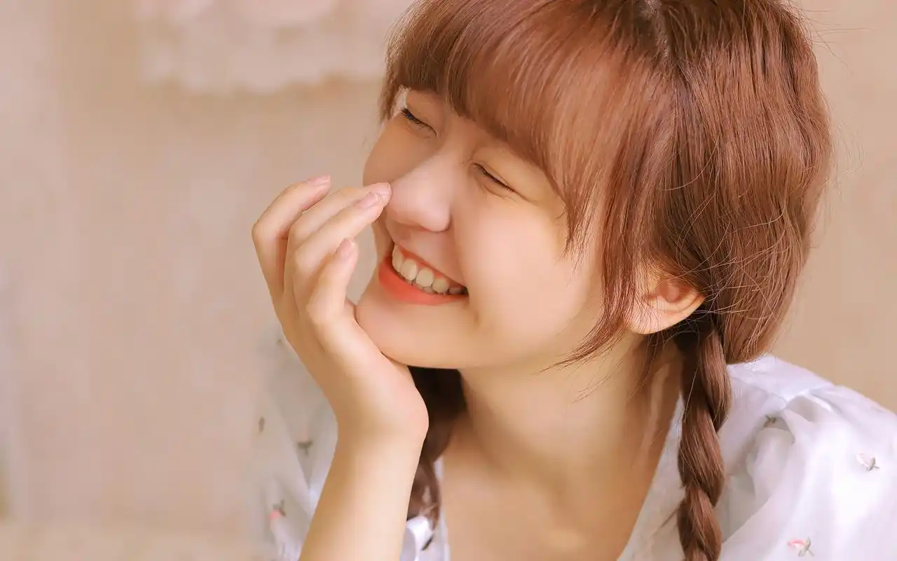 甜美笑容碎花裙小姐姐的桌面壁纸-美女壁纸-556资源网