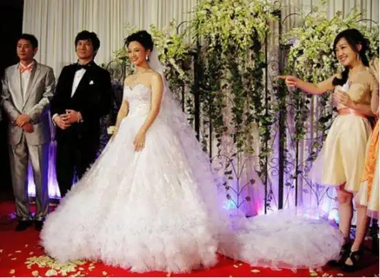 37岁嫁华谊副总裁,薛佳凝给其当伴娘,冯小刚王菲现场道贺