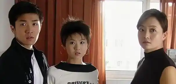 李小萌出国表演,完美展示国人风韵,娃娃脸也同样具备千娇百媚