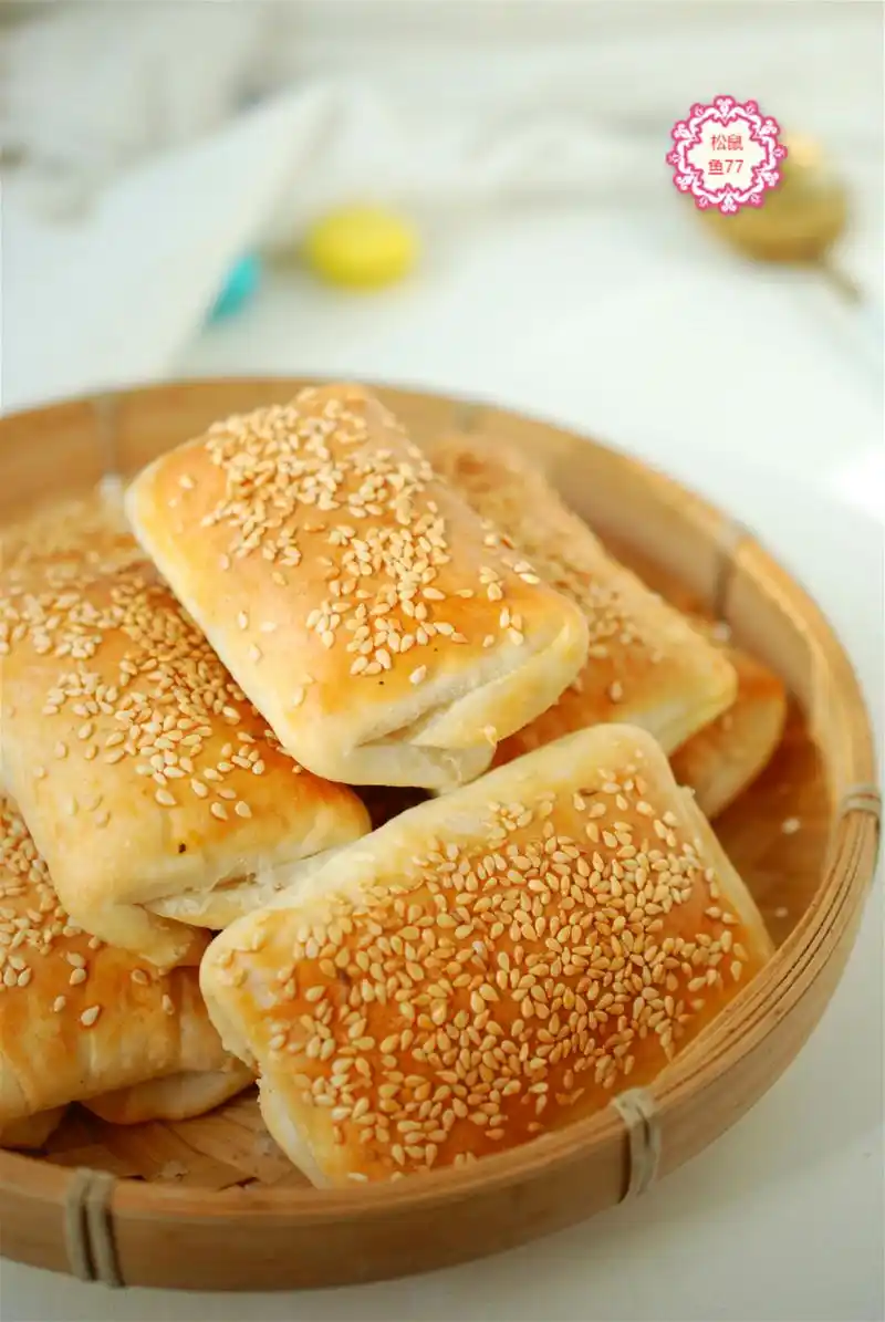 河北的缸炉烧饼,大人孩子都爱吃,只要是河北人没有不知道的,刚出炉的