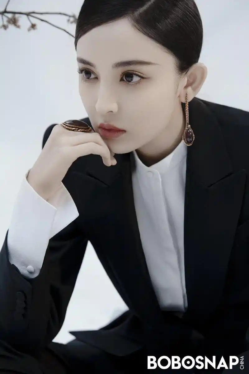 娜扎西装干练酷美写真图片,古力娜扎图片-第5图